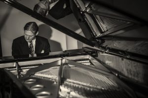 Frederick Hodges, piano